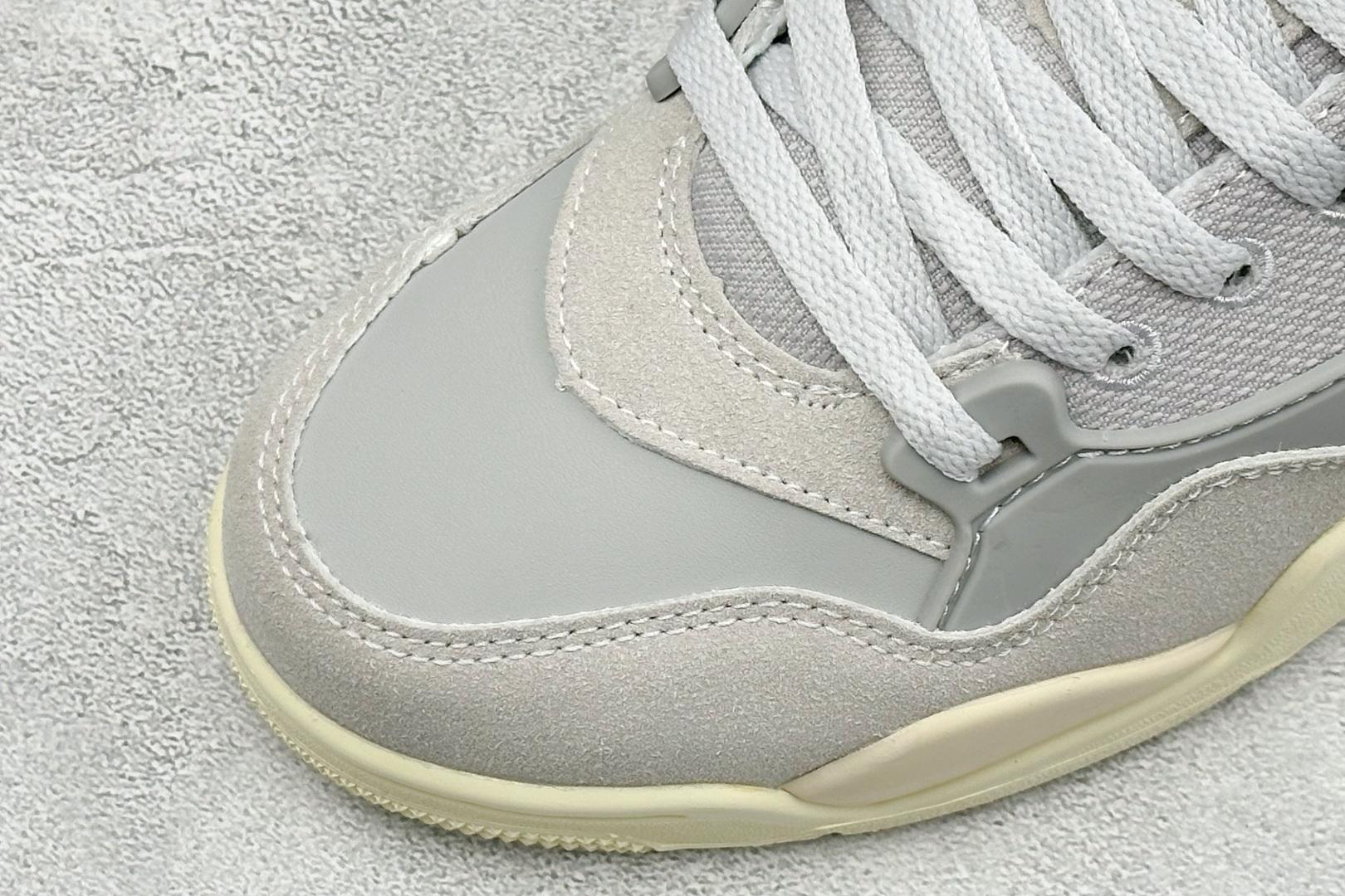 H版Air Jordan 4 RM 低帮复古篮球鞋 采用了低帮的设计 并保留了众多AJ4的经典元素 鞋身以皮革、麂皮材质