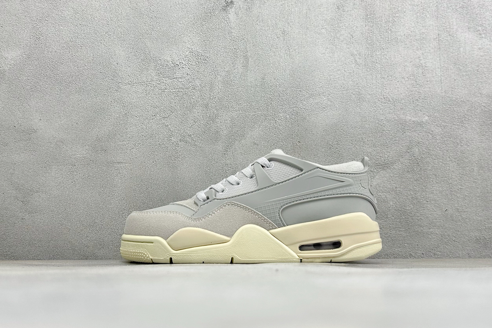 H版Air Jordan 4 RM 低帮复古篮球鞋 采用了低帮的设计 并保留了众多AJ4的经典元素 鞋身以皮革、麂皮材质