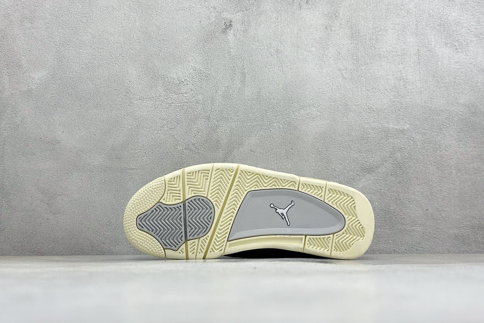 H版Air Jordan 4 RM 低帮复古篮球鞋 采用了低帮的设计 并保留了众多AJ4的经典元素 鞋身以皮革、麂皮材质