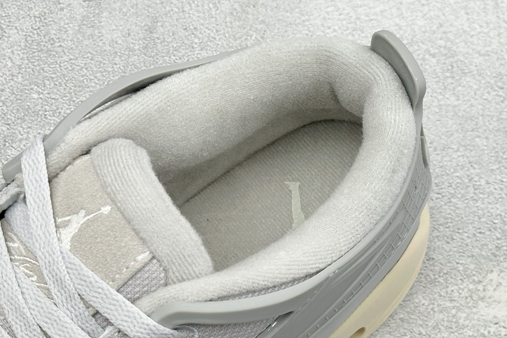 H版Air Jordan 4 RM 低帮复古篮球鞋 采用了低帮的设计 并保留了众多AJ4的经典元素 鞋身以皮革、麂皮材质