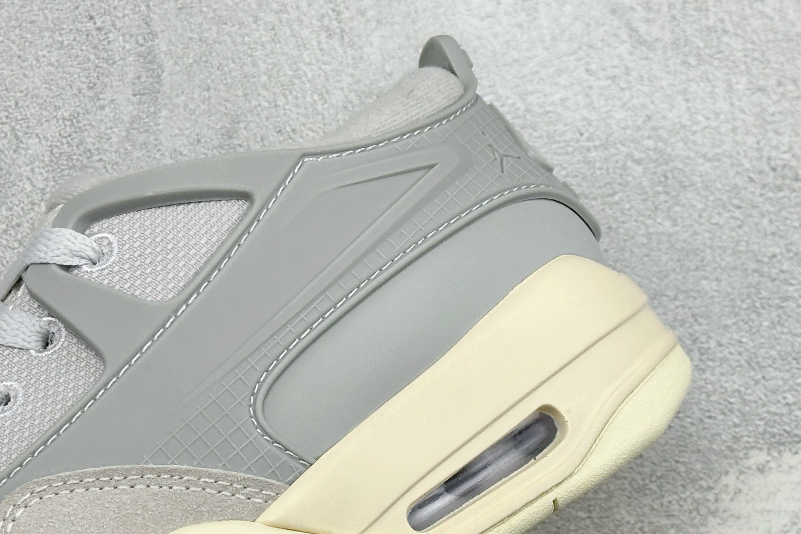 H版Air Jordan 4 RM 低帮复古篮球鞋 采用了低帮的设计 并保留了众多AJ4的经典元素 鞋身以皮革、麂皮材质