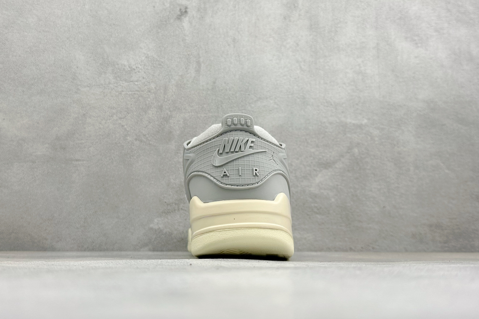 H版Air Jordan 4 RM 低帮复古篮球鞋 采用了低帮的设计 并保留了众多AJ4的经典元素 鞋身以皮革、麂皮材质