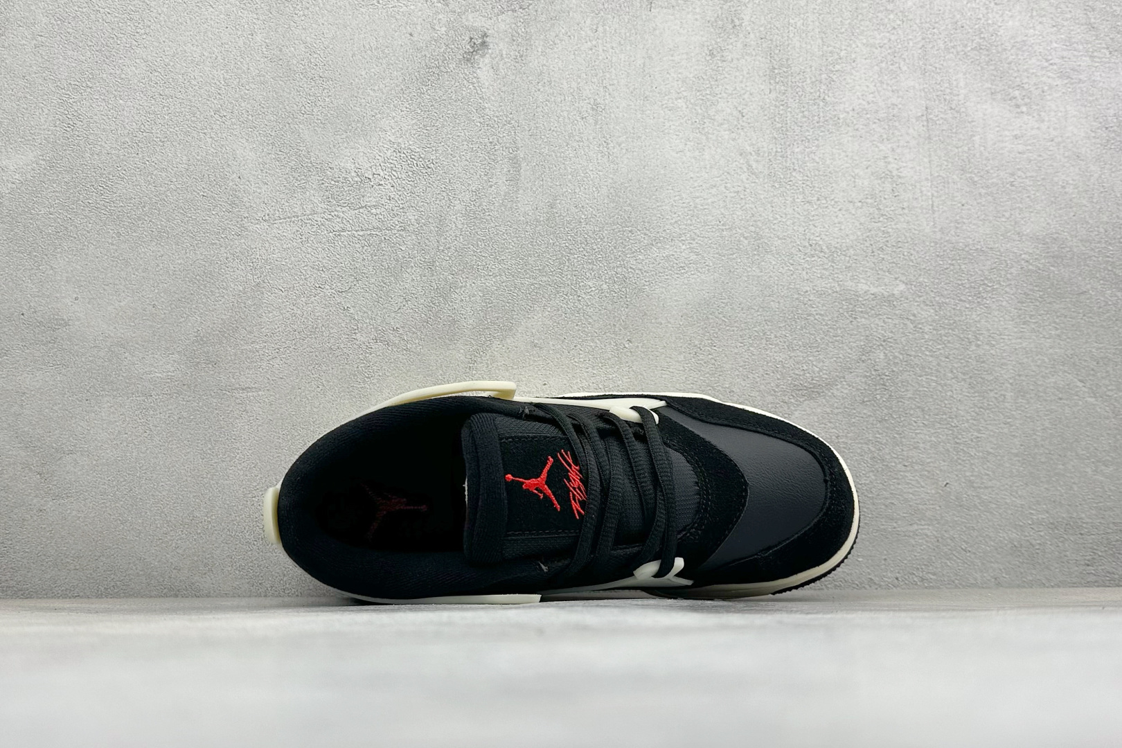 H版Air Jordan 4 RM 低帮复古篮球鞋 采用了低帮的设计 并保留了众多AJ4的经典元素 鞋身以皮革、麂皮材质 H版Air Jordan 4 RM 低帮复古篮球鞋 采用了低帮的设计 并保留了众多AJ4的经典元素 鞋身以皮革、麂皮材质