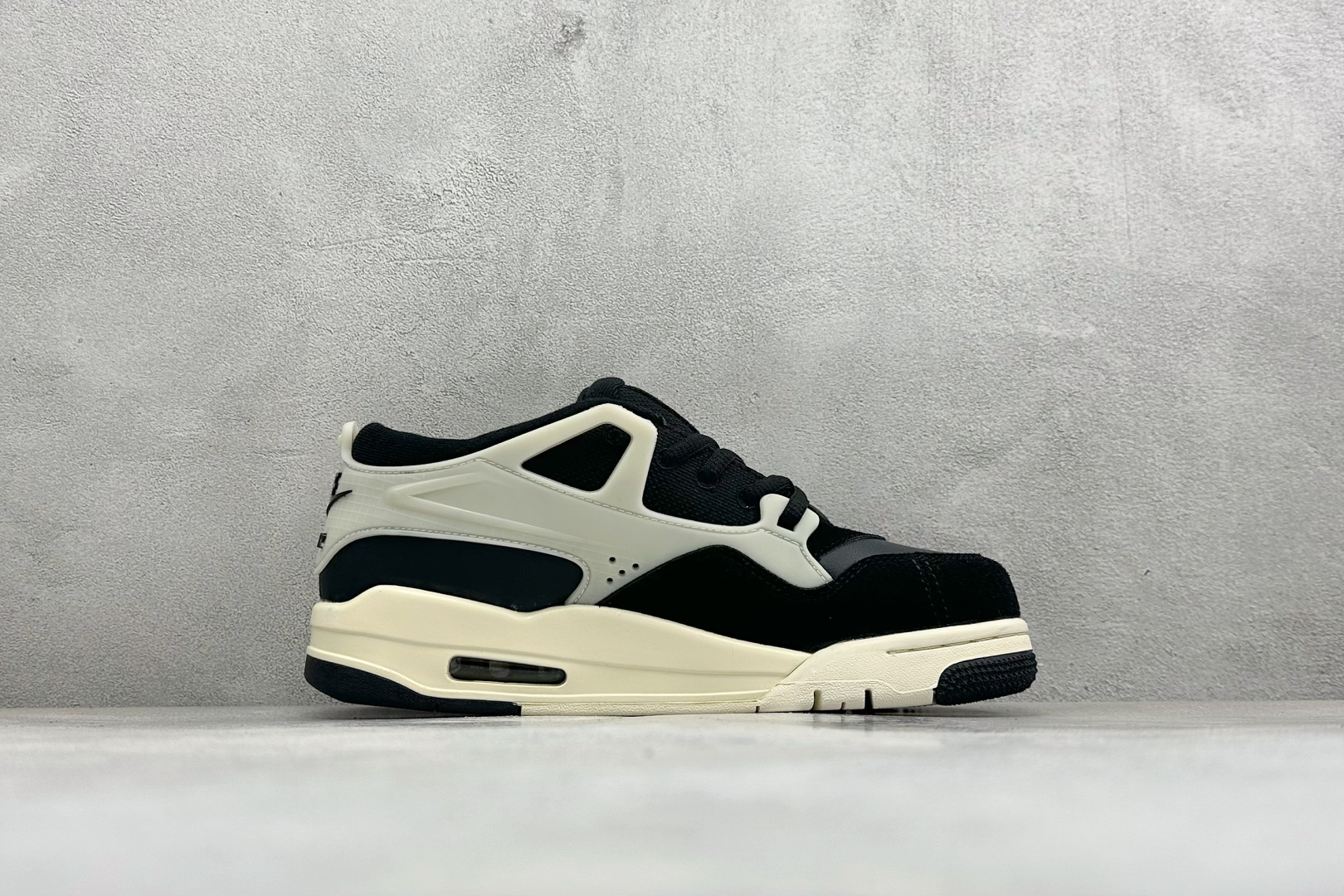 H版Air Jordan 4 RM 低帮复古篮球鞋 采用了低帮的设计 并保留了众多AJ4的经典元素 鞋身以皮革、麂皮材质 H版Air Jordan 4 RM 低帮复古篮球鞋 采用了低帮的设计 并保留了众多AJ4的经典元素 鞋身以皮革、麂皮材质