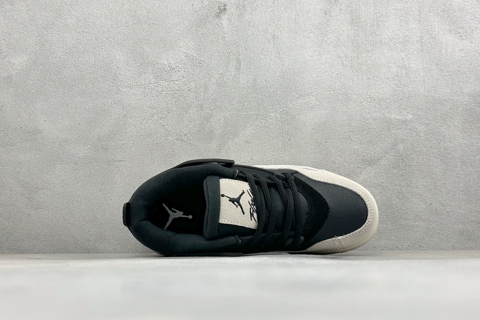 H版Air Jordan 4 RM 低帮复古篮球鞋 采用了低帮的设计 并保留了众多AJ4的经典元素 鞋身以皮革、麂皮材质 H版Air Jordan 4 RM 低帮复古篮球鞋 采用了低帮的设计 并保留了众多AJ4的经典元素 鞋身以皮革、麂皮材质