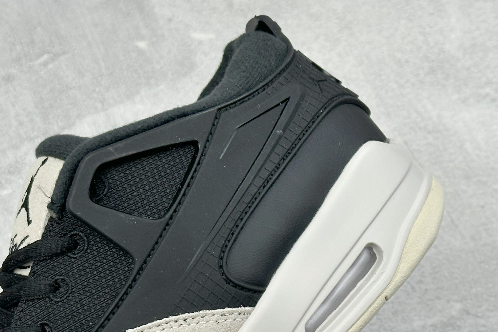 H版Air Jordan 4 RM 低帮复古篮球鞋 采用了低帮的设计 并保留了众多AJ4的经典元素 鞋身以皮革、麂皮材质 H版Air Jordan 4 RM 低帮复古篮球鞋 采用了低帮的设计 并保留了众多AJ4的经典元素 鞋身以皮革、麂皮材质