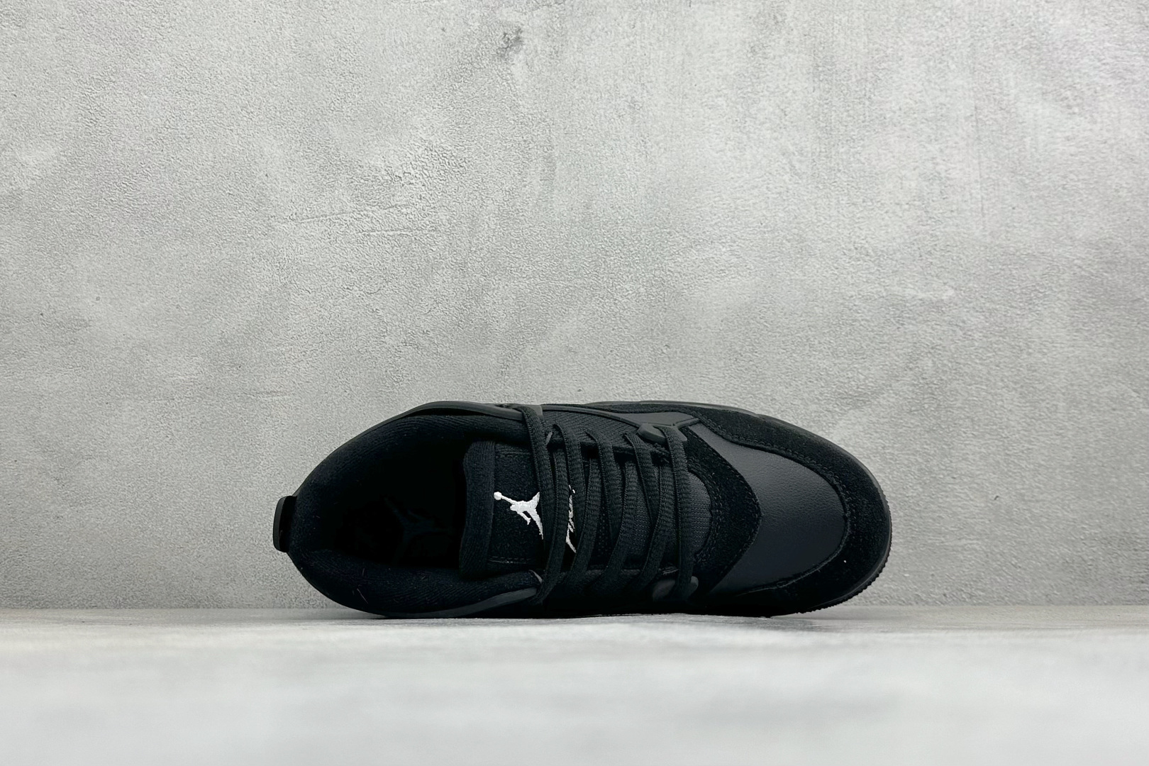 H版Air Jordan 4 RM 低帮复古篮球鞋 采用了低帮的设计 并保留了众多AJ4的经典元素 鞋身以皮革、麂皮材质 H版Air Jordan 4 RM 低帮复古篮球鞋 采用了低帮的设计 并保留了众多AJ4的经典元素 鞋身以皮革、麂皮材质