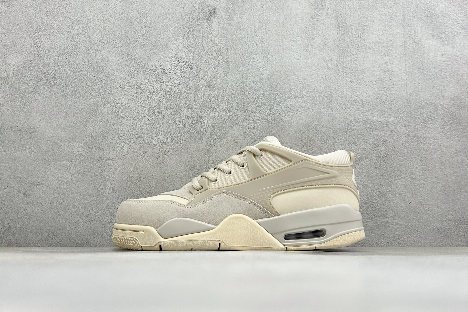 H版Air Jordan 4 RM 低帮复古篮球鞋 采用了低帮的设计 并保留了众多AJ4的经典元素 鞋身以皮革、麂皮材质