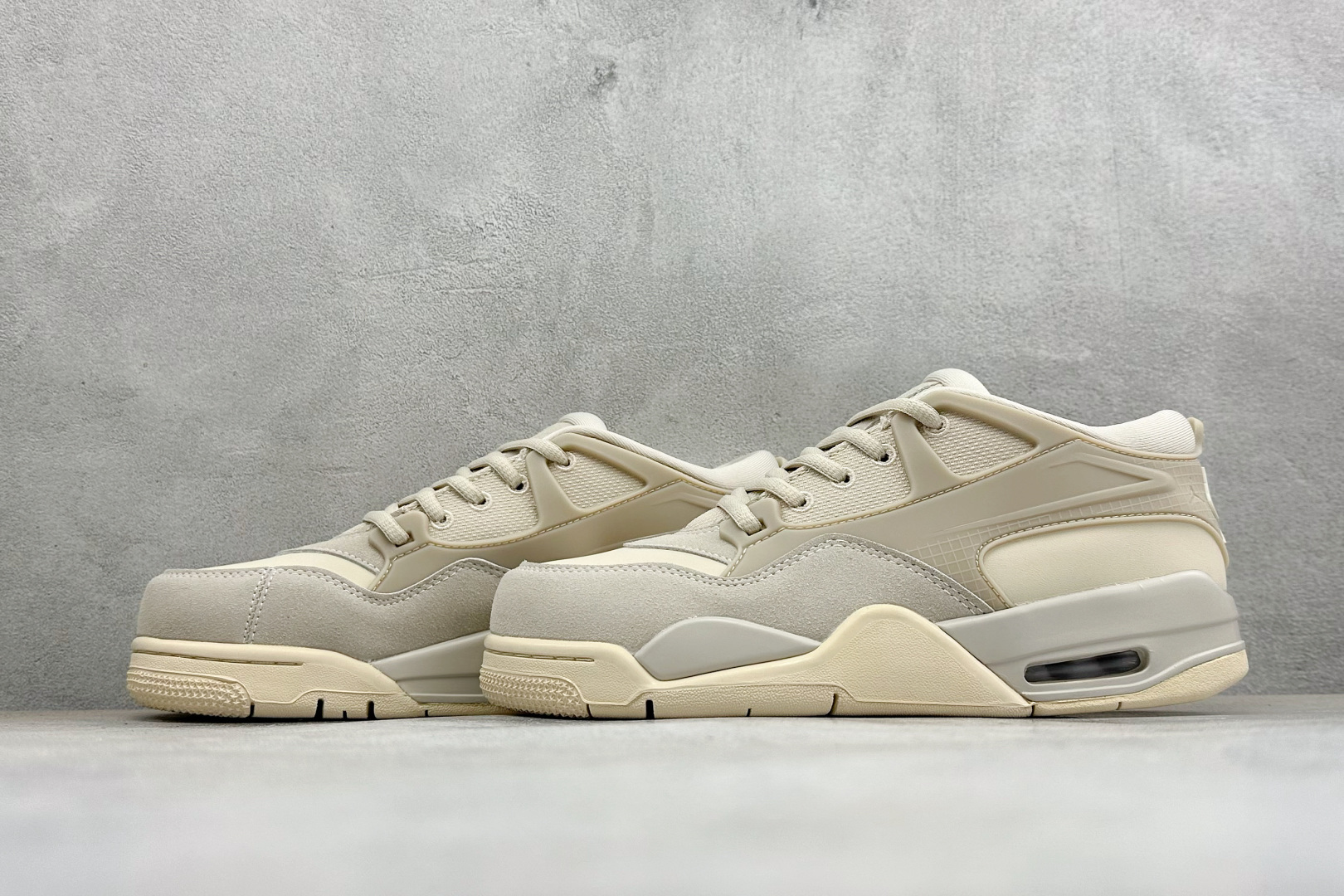 H版Air Jordan 4 RM 低帮复古篮球鞋 采用了低帮的设计 并保留了众多AJ4的经典元素 鞋身以皮革、麂皮材质