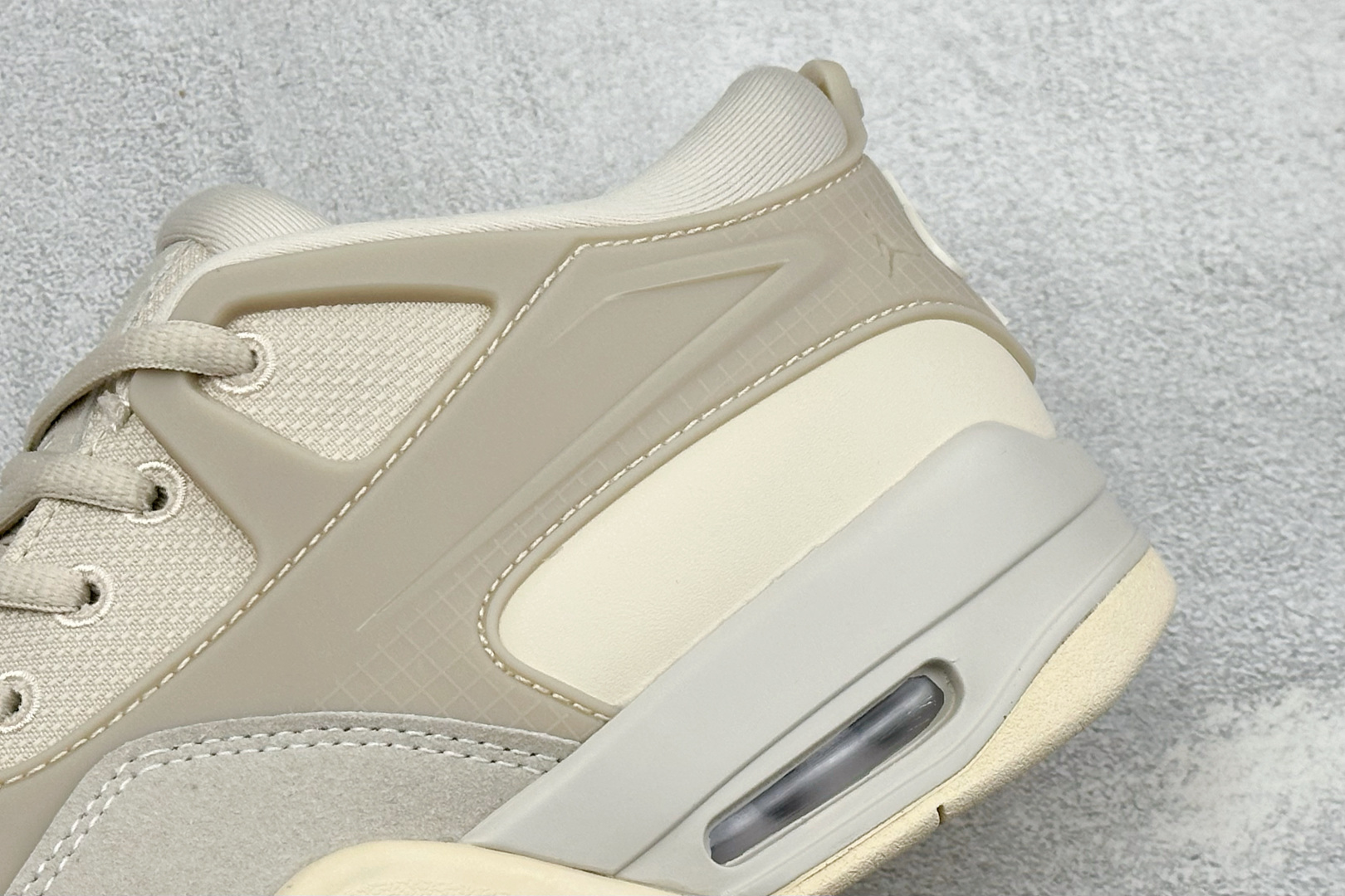 H版Air Jordan 4 RM 低帮复古篮球鞋 采用了低帮的设计 并保留了众多AJ4的经典元素 鞋身以皮革、麂皮材质