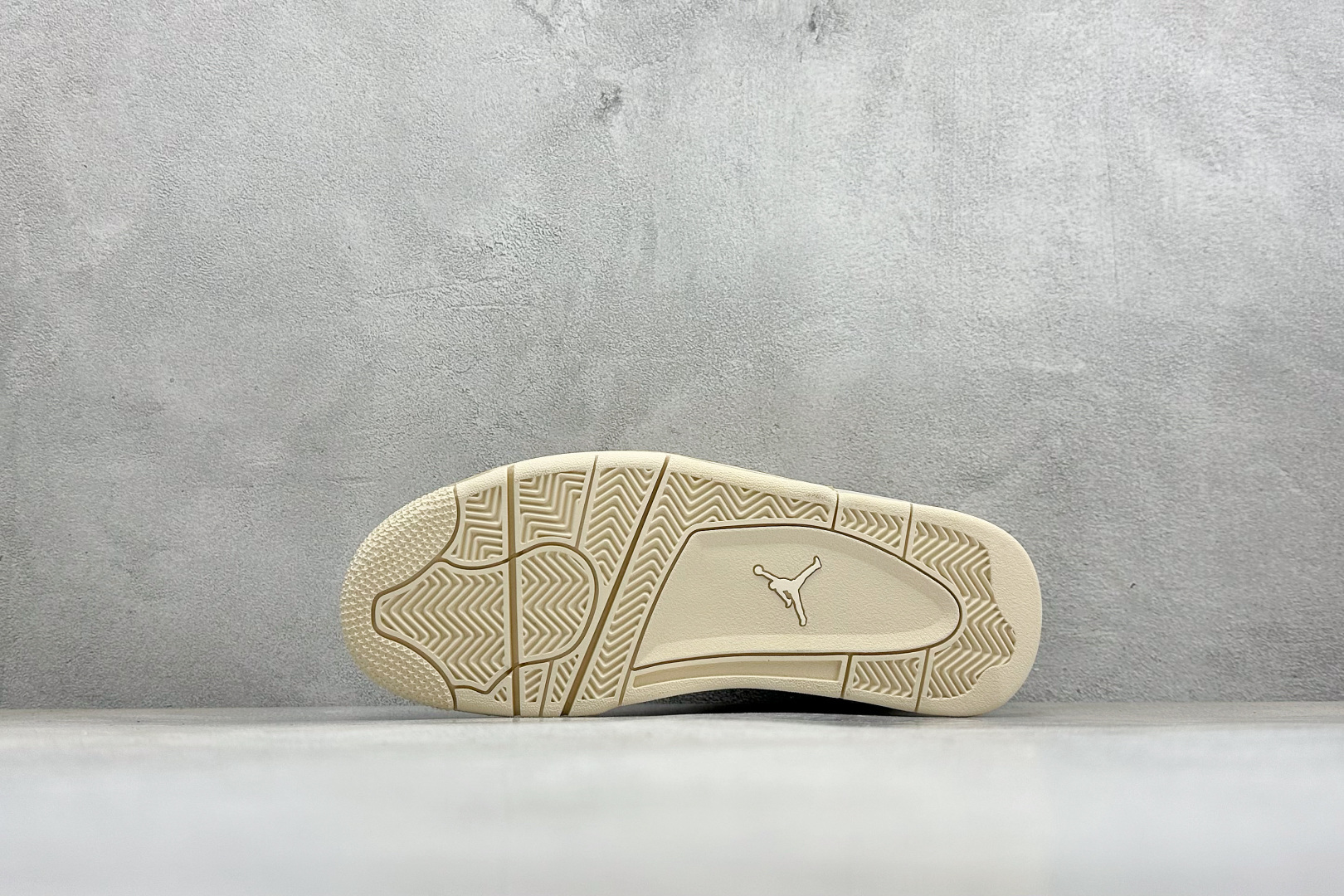 H版Air Jordan 4 RM 低帮复古篮球鞋 采用了低帮的设计 并保留了众多AJ4的经典元素 鞋身以皮革、麂皮材质