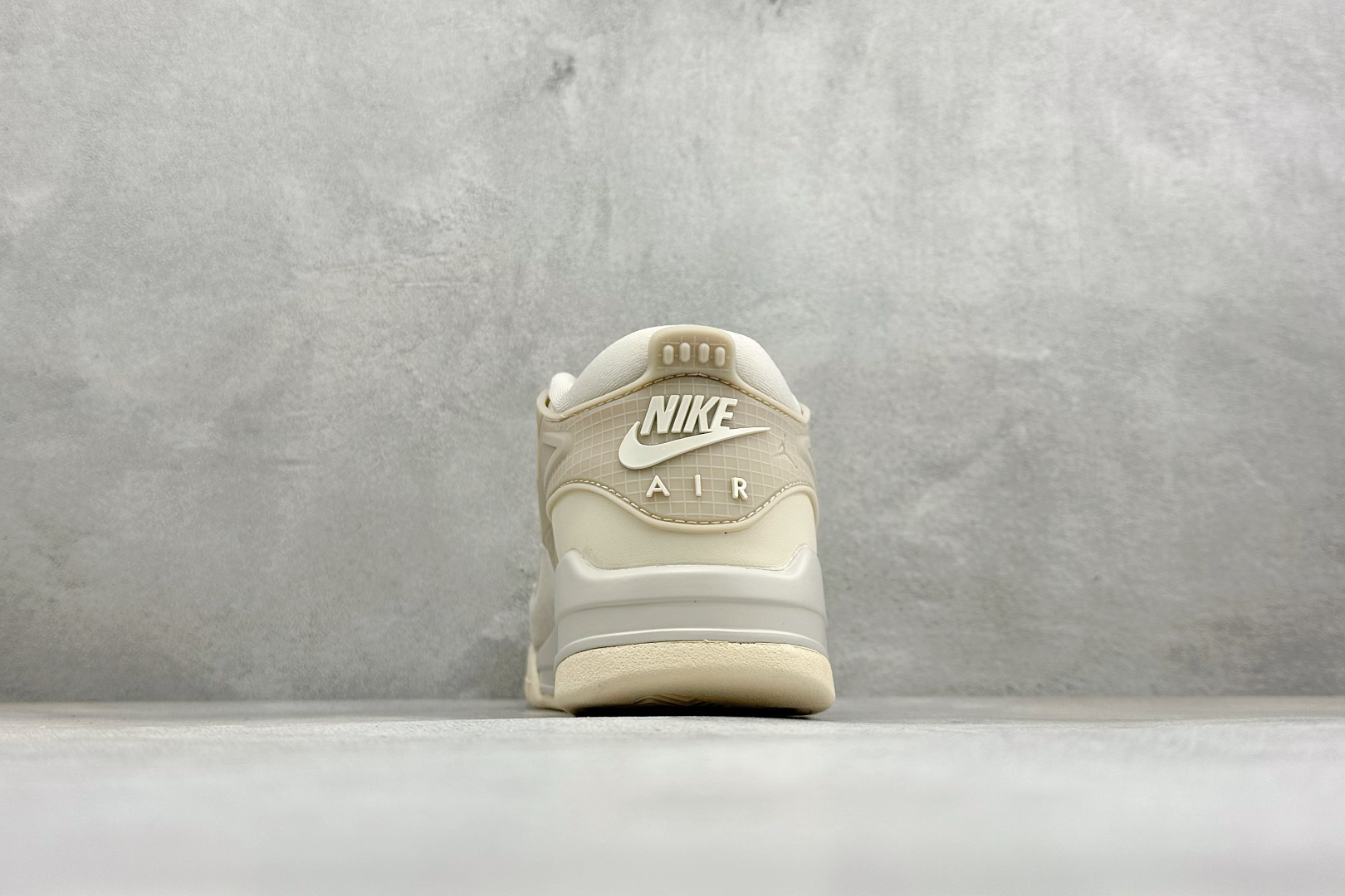 H版Air Jordan 4 RM 低帮复古篮球鞋 采用了低帮的设计 并保留了众多AJ4的经典元素 鞋身以皮革、麂皮材质