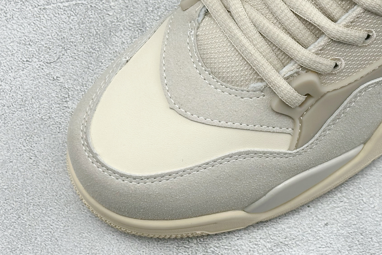H版Air Jordan 4 RM 低帮复古篮球鞋 采用了低帮的设计 并保留了众多AJ4的经典元素 鞋身以皮革、麂皮材质
