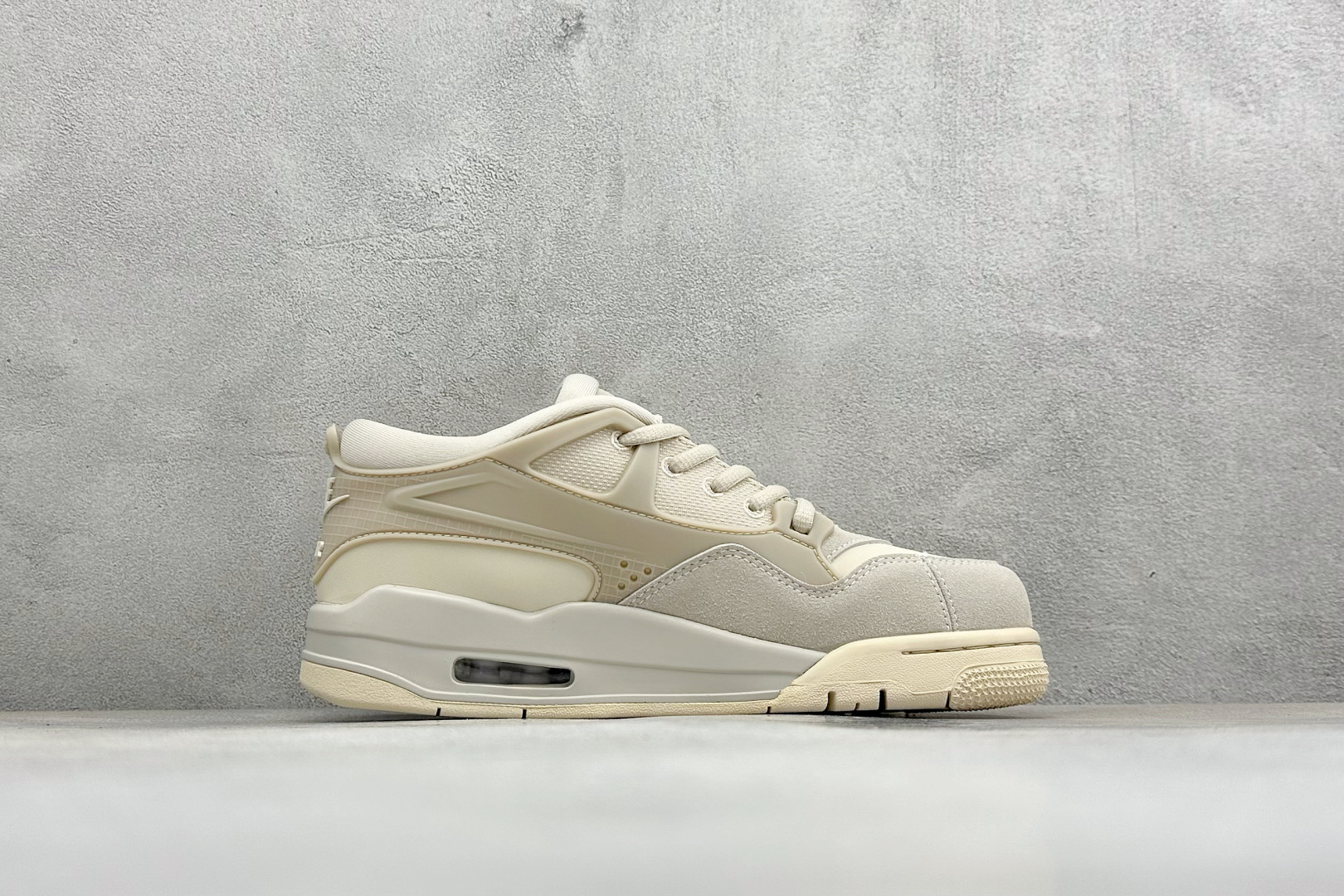 H版Air Jordan 4 RM 低帮复古篮球鞋 采用了低帮的设计 并保留了众多AJ4的经典元素 鞋身以皮革、麂皮材质