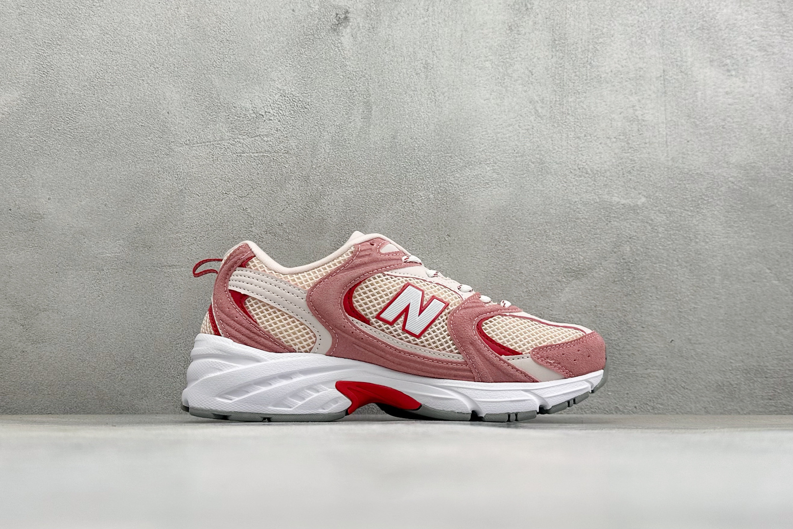 TG福利 New Balance NB530 新百伦复古透气跑步鞋 以皮革为主的人气轮廓 以极具复古风范的跑鞋外观呈现 TG福利 New Balance NB530 新百伦复古透气跑步鞋 以皮革为主的人气轮廓 以极具复古风范的跑鞋外观呈现