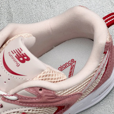 TG福利 New Balance NB530 新百伦复古透气跑步鞋 以皮革为主的人气轮廓 以极具复古风范的跑鞋外观呈现 TG福利 New Balance NB530 新百伦复古透气跑步鞋 以皮革为主的人气轮廓 以极具复古风范的跑鞋外观呈现