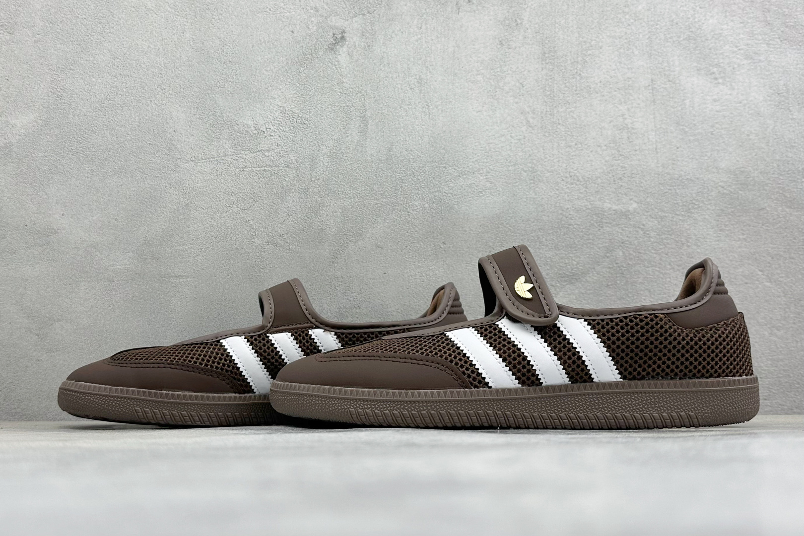 FX版Adidas三叶草SAMBA Jane W 玛丽珍鞋 该鞋款鞋面采用多种材料拼接(缝/车线) Superstar系 FX版Adidas三叶草SAMBA Jane W 玛丽珍鞋 该鞋款鞋面采用多种材料拼接(缝/车线) Superstar系