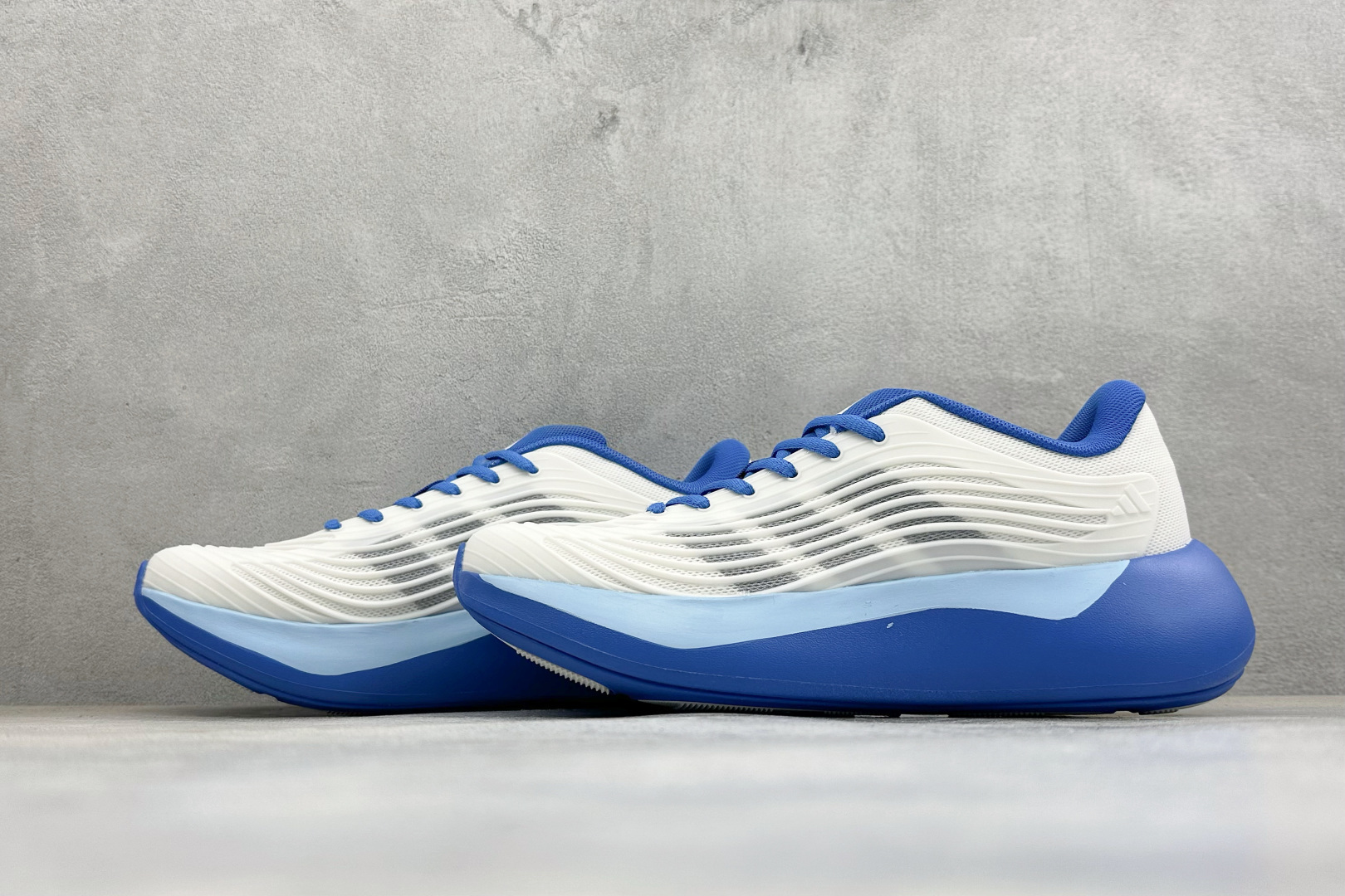 TF版ADIDAS 阿迪舒适百搭防滑耐磨 低帮休闲跑步鞋 中底配置方面搭载全掌Lightstrike Pro 鞋面采用透 TF版ADIDAS 阿迪舒适百搭防滑耐磨 低帮休闲跑步鞋 中底配置方面搭载全掌Lightstrike Pro 鞋面采用透