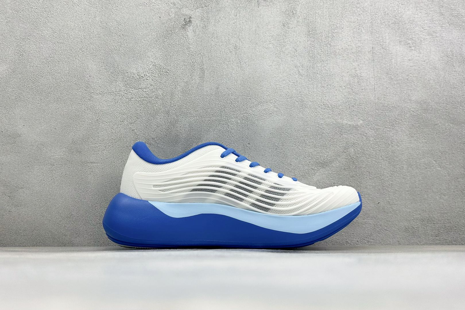 TF版ADIDAS 阿迪舒适百搭防滑耐磨 低帮休闲跑步鞋 中底配置方面搭载全掌Lightstrike Pro 鞋面采用透 TF版ADIDAS 阿迪舒适百搭防滑耐磨 低帮休闲跑步鞋 中底配置方面搭载全掌Lightstrike Pro 鞋面采用透