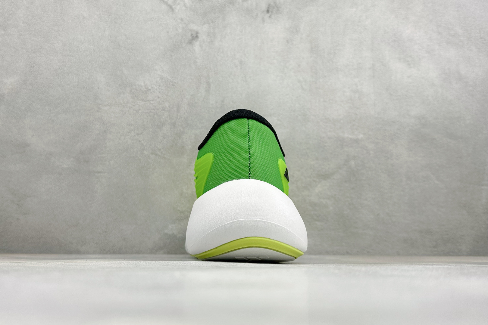 TF版ADIDAS 阿迪舒适百搭防滑耐磨 低帮休闲跑步鞋 中底配置方面搭载全掌Lightstrike Pro 鞋面采用透 TF版ADIDAS 阿迪舒适百搭防滑耐磨 低帮休闲跑步鞋 中底配置方面搭载全掌Lightstrike Pro 鞋面采用透