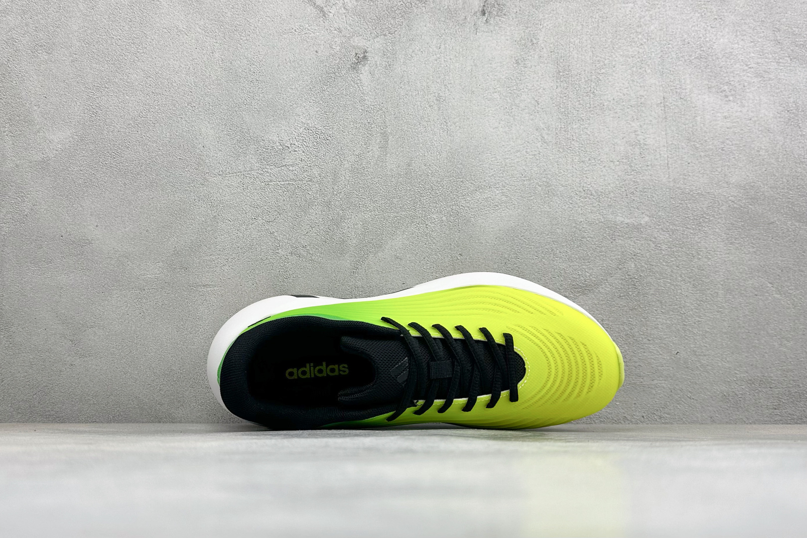 TF版ADIDAS 阿迪舒适百搭防滑耐磨 低帮休闲跑步鞋 中底配置方面搭载全掌Lightstrike Pro 鞋面采用透 TF版ADIDAS 阿迪舒适百搭防滑耐磨 低帮休闲跑步鞋 中底配置方面搭载全掌Lightstrike Pro 鞋面采用透