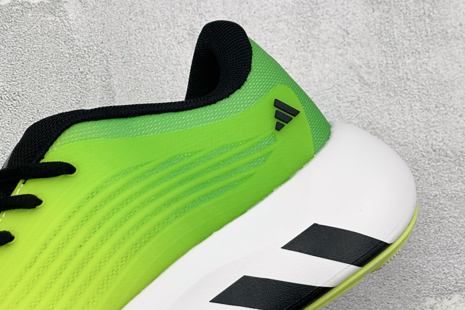 TF版ADIDAS 阿迪舒适百搭防滑耐磨 低帮休闲跑步鞋 中底配置方面搭载全掌Lightstrike Pro 鞋面采用透 TF版ADIDAS 阿迪舒适百搭防滑耐磨 低帮休闲跑步鞋 中底配置方面搭载全掌Lightstrike Pro 鞋面采用透
