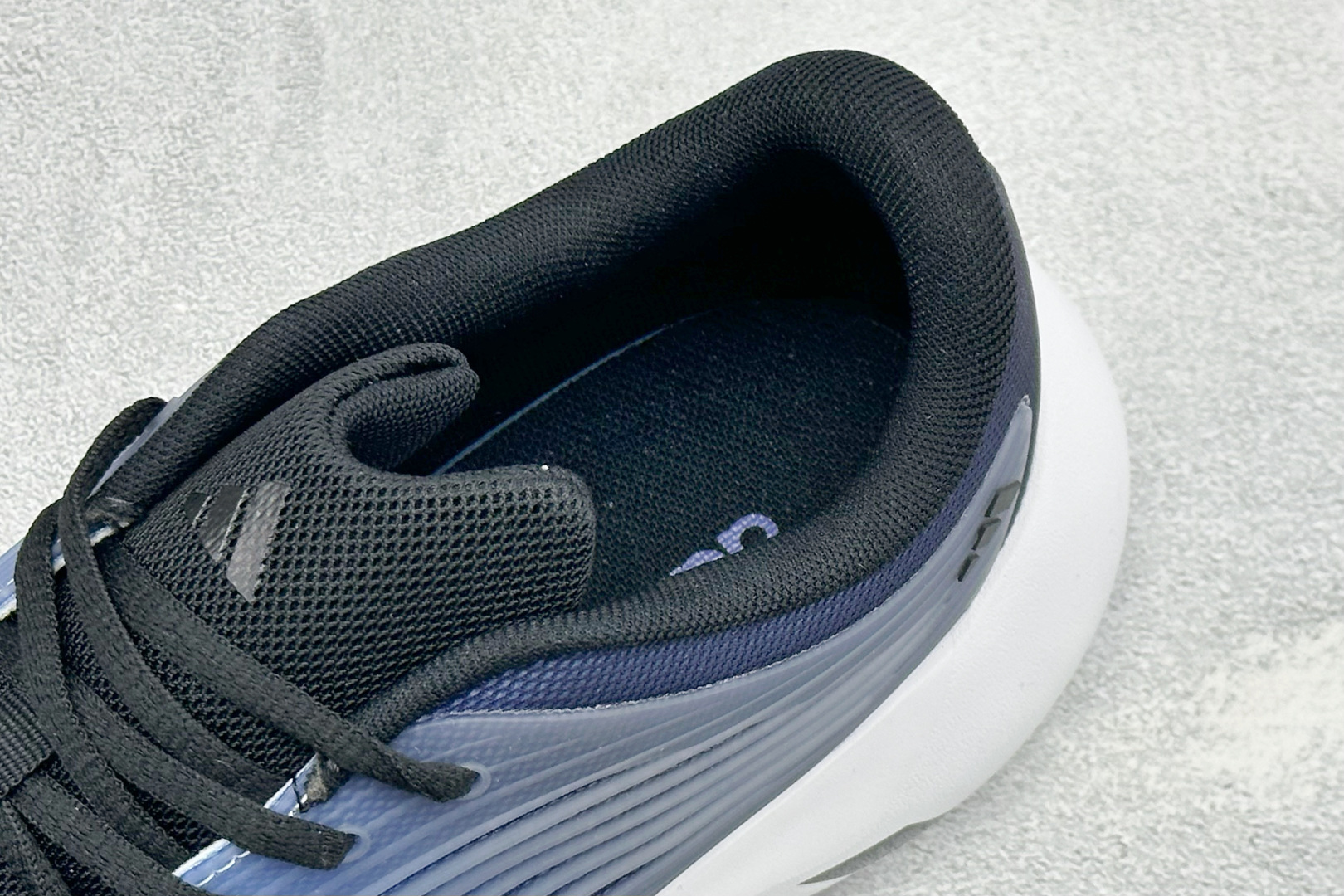 TF版ADIDAS 阿迪舒适百搭防滑耐磨 低帮休闲跑步鞋 中底配置方面搭载全掌Lightstrike Pro 鞋面采用透 TF版ADIDAS 阿迪舒适百搭防滑耐磨 低帮休闲跑步鞋 中底配置方面搭载全掌Lightstrike Pro 鞋面采用透