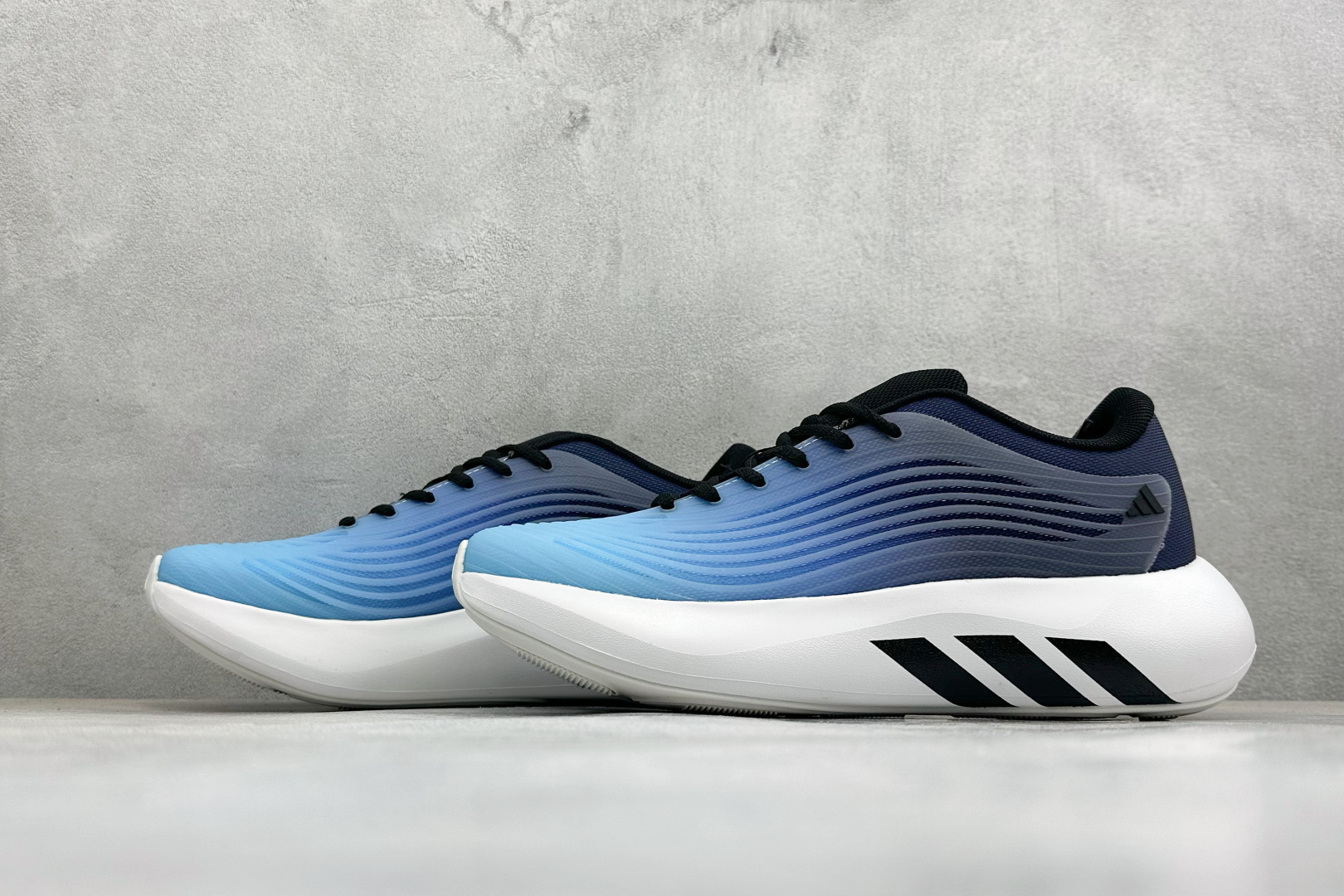 TF版ADIDAS 阿迪舒适百搭防滑耐磨 低帮休闲跑步鞋 中底配置方面搭载全掌Lightstrike Pro 鞋面采用透 TF版ADIDAS 阿迪舒适百搭防滑耐磨 低帮休闲跑步鞋 中底配置方面搭载全掌Lightstrike Pro 鞋面采用透