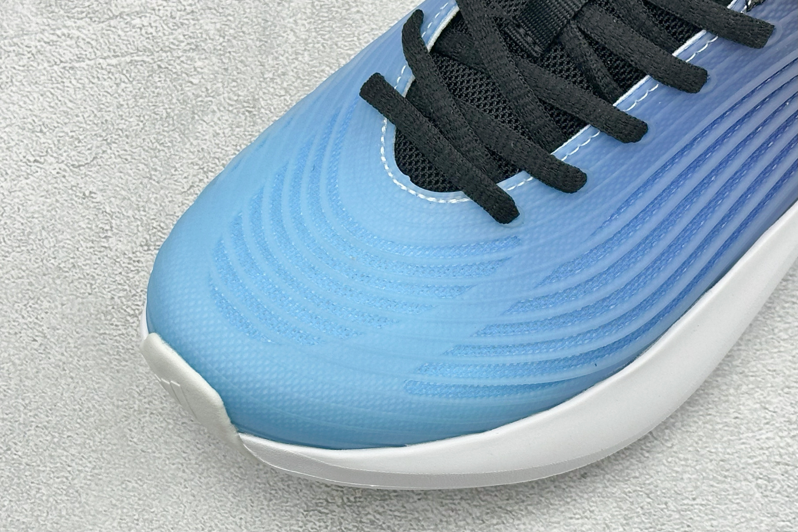 TF版ADIDAS 阿迪舒适百搭防滑耐磨 低帮休闲跑步鞋 中底配置方面搭载全掌Lightstrike Pro 鞋面采用透 TF版ADIDAS 阿迪舒适百搭防滑耐磨 低帮休闲跑步鞋 中底配置方面搭载全掌Lightstrike Pro 鞋面采用透