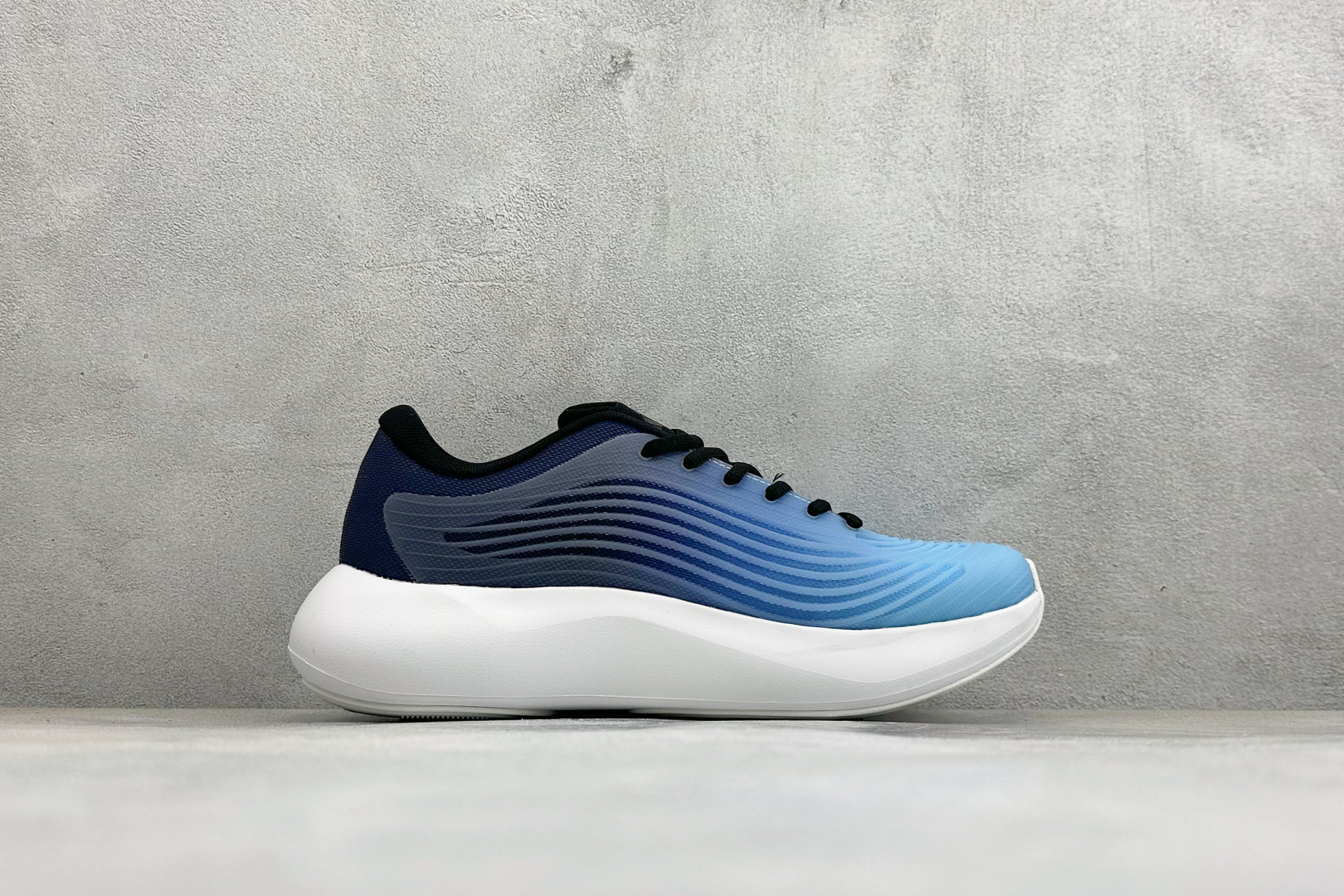 TF版ADIDAS 阿迪舒适百搭防滑耐磨 低帮休闲跑步鞋 中底配置方面搭载全掌Lightstrike Pro 鞋面采用透 TF版ADIDAS 阿迪舒适百搭防滑耐磨 低帮休闲跑步鞋 中底配置方面搭载全掌Lightstrike Pro 鞋面采用透