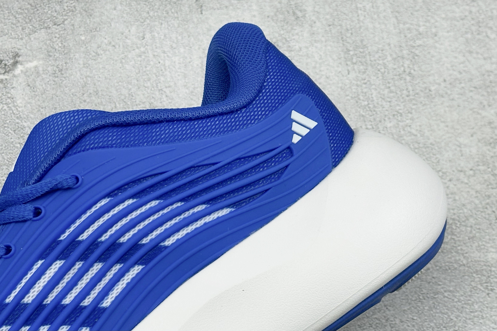 TF版ADIDAS 阿迪舒适百搭防滑耐磨 低帮休闲跑步鞋 中底配置方面搭载全掌Lightstrike Pro 鞋面采用透 TF版ADIDAS 阿迪舒适百搭防滑耐磨 低帮休闲跑步鞋 中底配置方面搭载全掌Lightstrike Pro 鞋面采用透