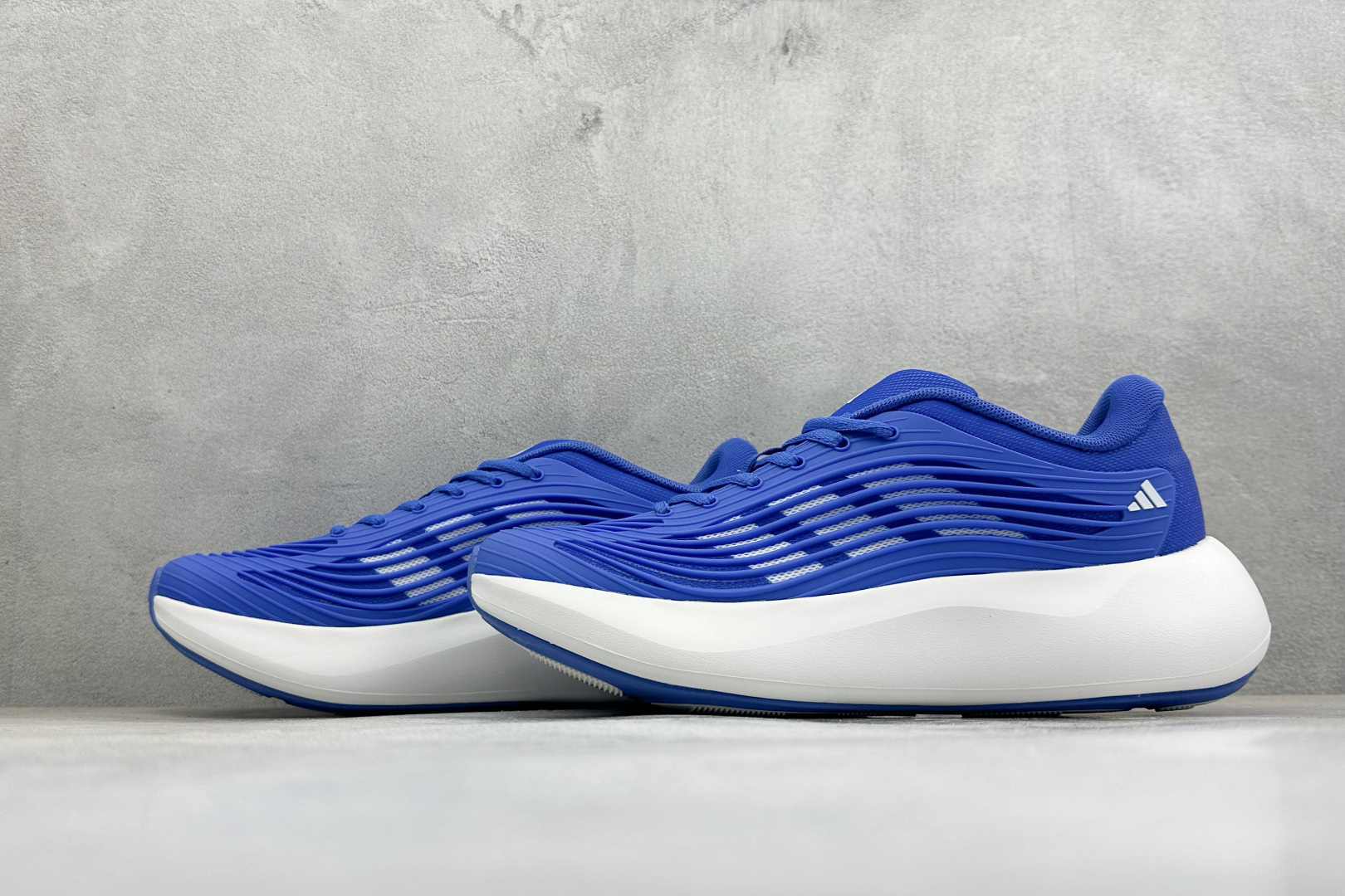 TF版ADIDAS 阿迪舒适百搭防滑耐磨 低帮休闲跑步鞋 中底配置方面搭载全掌Lightstrike Pro 鞋面采用透 TF版ADIDAS 阿迪舒适百搭防滑耐磨 低帮休闲跑步鞋 中底配置方面搭载全掌Lightstrike Pro 鞋面采用透