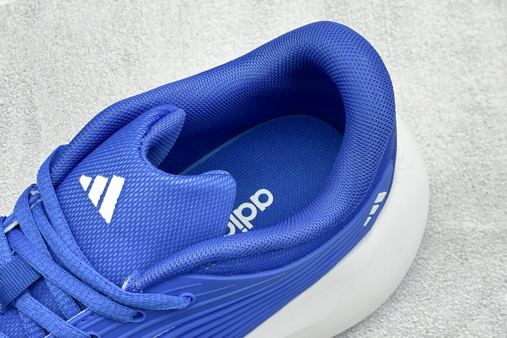 TF版ADIDAS 阿迪舒适百搭防滑耐磨 低帮休闲跑步鞋 中底配置方面搭载全掌Lightstrike Pro 鞋面采用透 TF版ADIDAS 阿迪舒适百搭防滑耐磨 低帮休闲跑步鞋 中底配置方面搭载全掌Lightstrike Pro 鞋面采用透