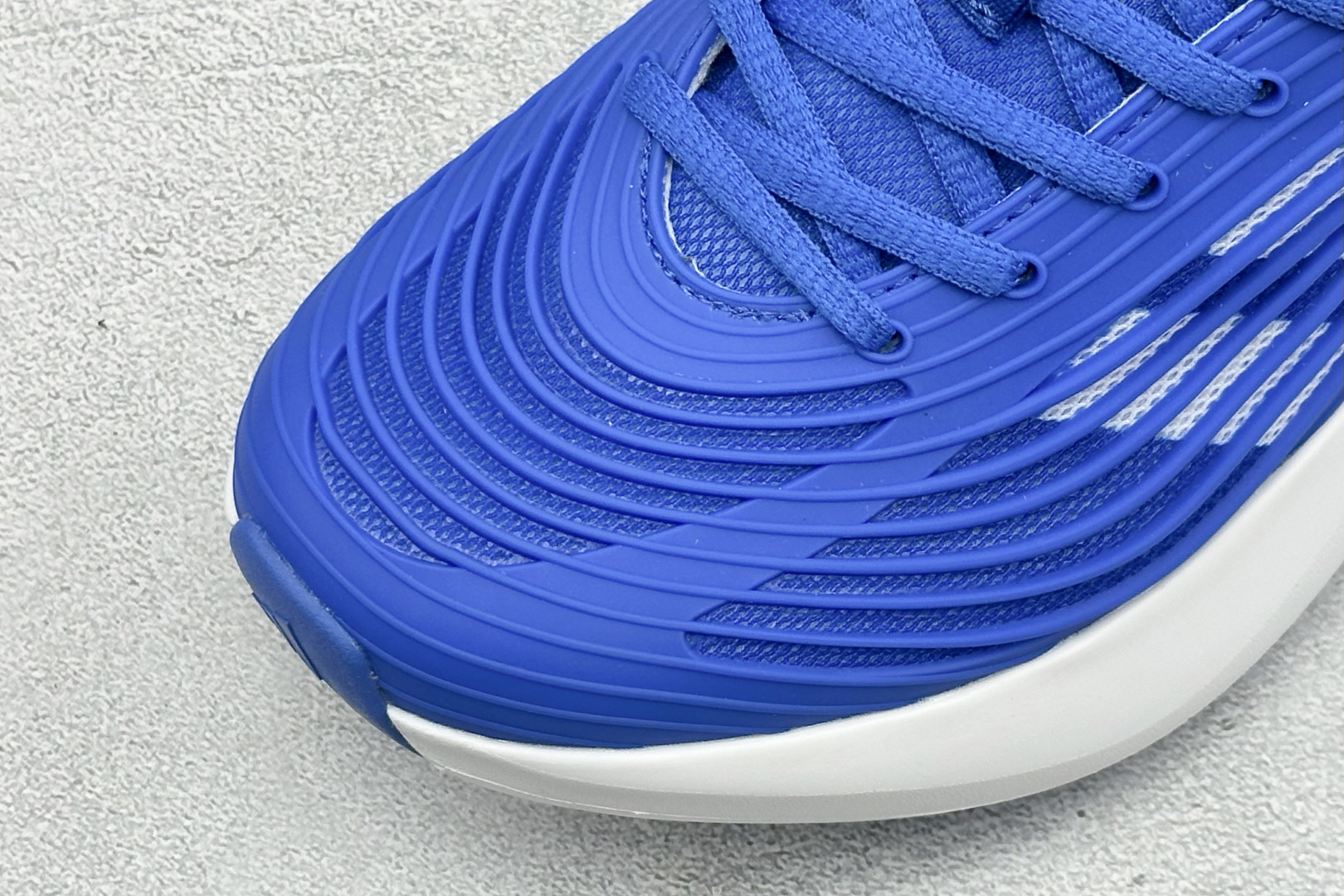TF版ADIDAS 阿迪舒适百搭防滑耐磨 低帮休闲跑步鞋 中底配置方面搭载全掌Lightstrike Pro 鞋面采用透 TF版ADIDAS 阿迪舒适百搭防滑耐磨 低帮休闲跑步鞋 中底配置方面搭载全掌Lightstrike Pro 鞋面采用透