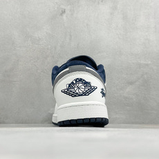 潮王联名 颜值封神 AIR JORDAN 1,白藏蓝撞色搭配满印潮牌手写字体,鞋头藏蓝翻毛皮质感细腻,金属联名挂饰精致吸 潮王联名 颜值封神 AIR JORDAN 1,白藏蓝撞色搭配满印潮牌手写字体,鞋头藏蓝翻毛皮质感细腻,金属联名挂饰精致吸