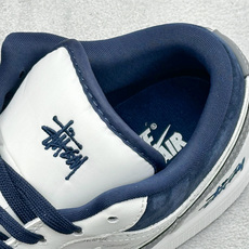 潮王联名 颜值封神 AIR JORDAN 1,白藏蓝撞色搭配满印潮牌手写字体,鞋头藏蓝翻毛皮质感细腻,金属联名挂饰精致吸 潮王联名 颜值封神 AIR JORDAN 1,白藏蓝撞色搭配满印潮牌手写字体,鞋头藏蓝翻毛皮质感细腻,金属联名挂饰精致吸