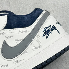 潮王联名 颜值封神 AIR JORDAN 1,白藏蓝撞色搭配满印潮牌手写字体,鞋头藏蓝翻毛皮质感细腻,金属联名挂饰精致吸 潮王联名 颜值封神 AIR JORDAN 1,白藏蓝撞色搭配满印潮牌手写字体,鞋头藏蓝翻毛皮质感细腻,金属联名挂饰精致吸
