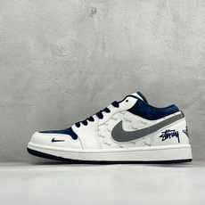 潮王联名 颜值封神 AIR JORDAN 1,白藏蓝撞色搭配满印潮牌手写字体,鞋头藏蓝翻毛皮质感细腻,金属联名挂饰精致吸 潮王联名 颜值封神 AIR JORDAN 1,白藏蓝撞色搭配满印潮牌手写字体,鞋头藏蓝翻毛皮质感细腻,金属联名挂饰精致吸