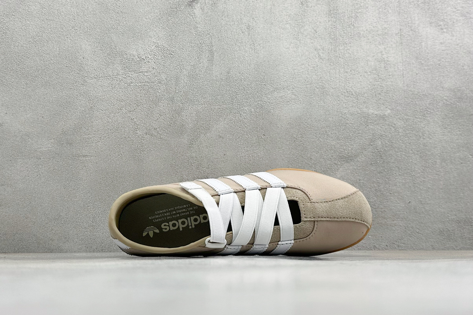 Adidas Tokyo W 阿迪达斯 舒适百搭经典休闲薄底鞋 鞋面设计舒适贴合脚面 同时采用柔软材质 穿着轻便舒适 侧 Adidas Tokyo W 阿迪达斯 舒适百搭经典休闲薄底鞋 鞋面设计舒适贴合脚面 同时采用柔软材质 穿着轻便舒适 侧