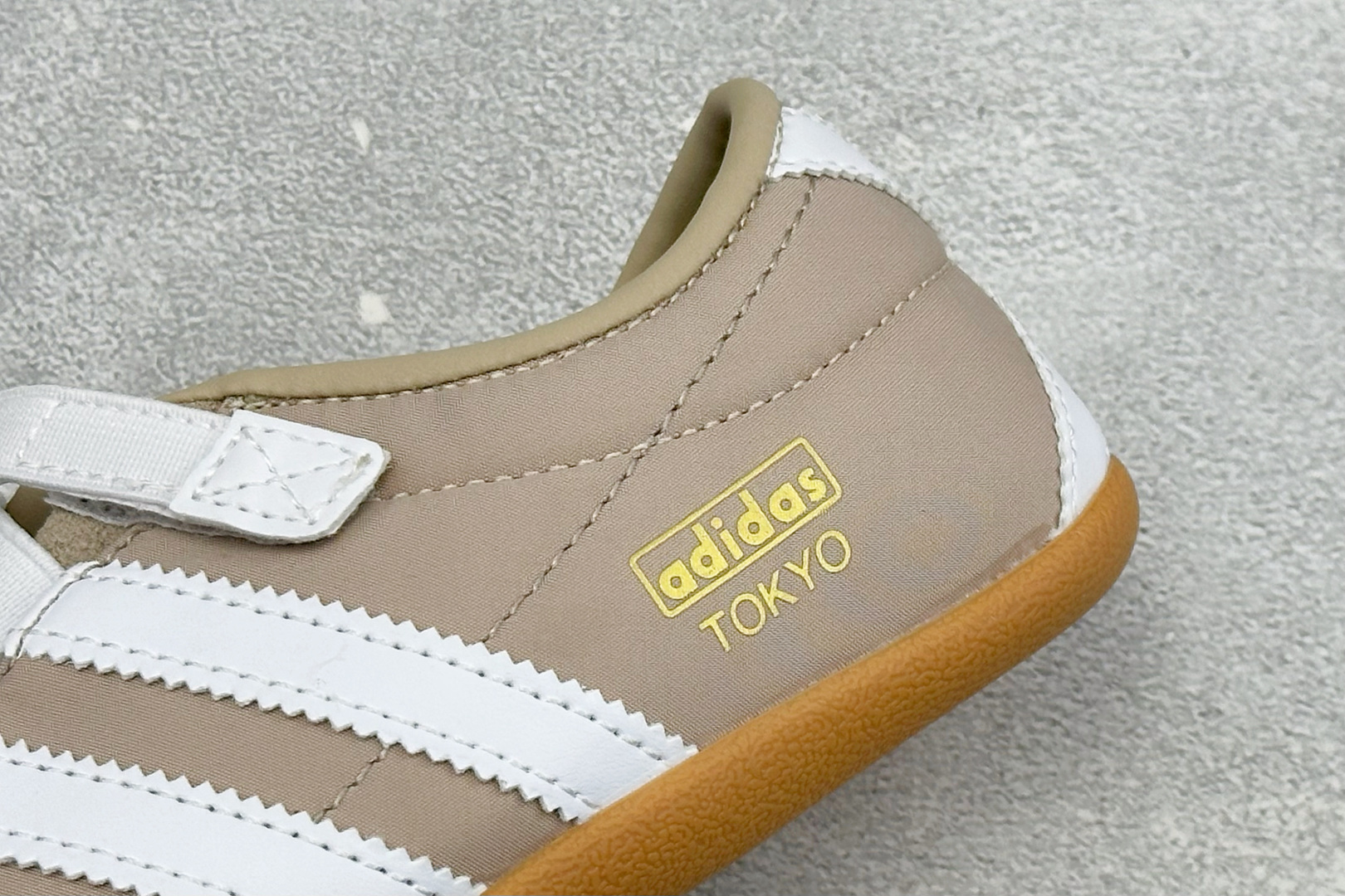 Adidas Tokyo W 阿迪达斯 舒适百搭经典休闲薄底鞋 鞋面设计舒适贴合脚面 同时采用柔软材质 穿着轻便舒适 侧 Adidas Tokyo W 阿迪达斯 舒适百搭经典休闲薄底鞋 鞋面设计舒适贴合脚面 同时采用柔软材质 穿着轻便舒适 侧
