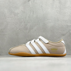 Adidas Tokyo W 阿迪达斯 舒适百搭经典休闲薄底鞋 鞋面设计舒适贴合脚面 同时采用柔软材质 穿着轻便舒适 侧 Adidas Tokyo W 阿迪达斯 舒适百搭经典休闲薄底鞋 鞋面设计舒适贴合脚面 同时采用柔软材质 穿着轻便舒适 侧