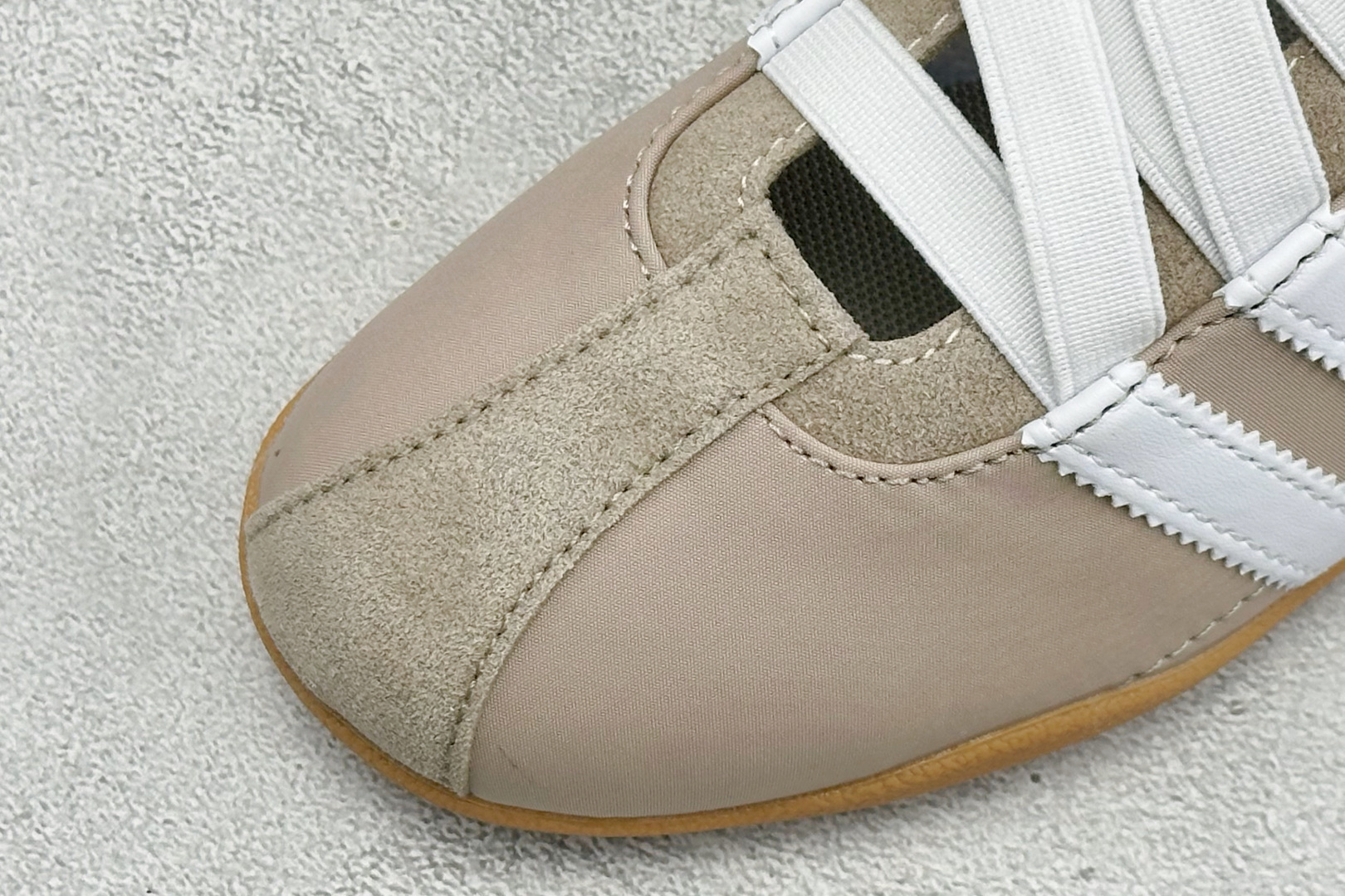 Adidas Tokyo W 阿迪达斯 舒适百搭经典休闲薄底鞋 鞋面设计舒适贴合脚面 同时采用柔软材质 穿着轻便舒适 侧 Adidas Tokyo W 阿迪达斯 舒适百搭经典休闲薄底鞋 鞋面设计舒适贴合脚面 同时采用柔软材质 穿着轻便舒适 侧