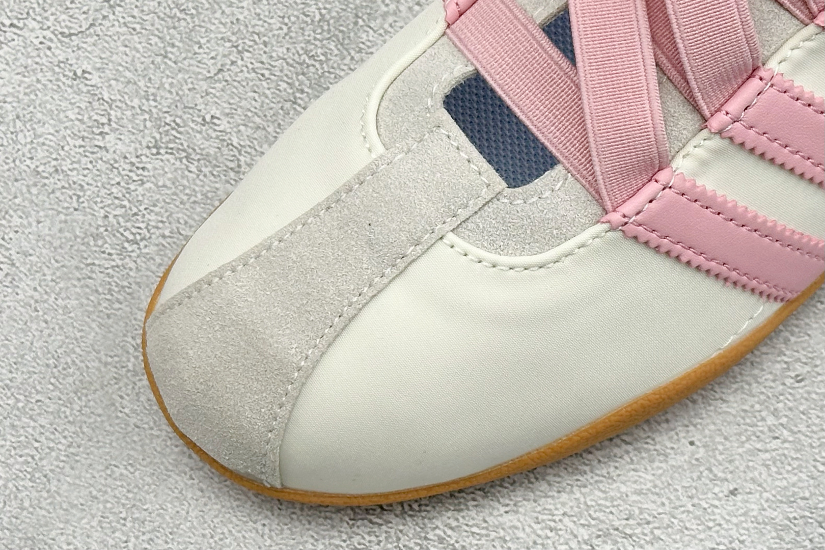 Adidas Tokyo W 阿迪达斯 舒适百搭经典休闲薄底鞋 鞋面设计舒适贴合脚面 同时采用柔软材质 穿着轻便舒适 侧 Adidas Tokyo W 阿迪达斯 舒适百搭经典休闲薄底鞋 鞋面设计舒适贴合脚面 同时采用柔软材质 穿着轻便舒适 侧