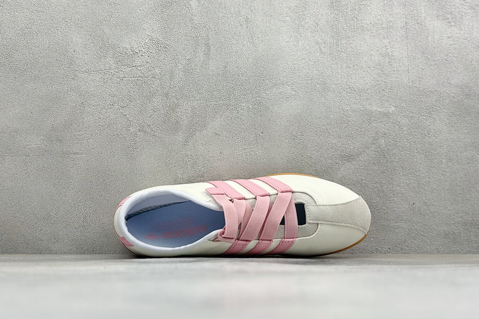 Adidas Tokyo W 阿迪达斯 舒适百搭经典休闲薄底鞋 鞋面设计舒适贴合脚面 同时采用柔软材质 穿着轻便舒适 侧 Adidas Tokyo W 阿迪达斯 舒适百搭经典休闲薄底鞋 鞋面设计舒适贴合脚面 同时采用柔软材质 穿着轻便舒适 侧