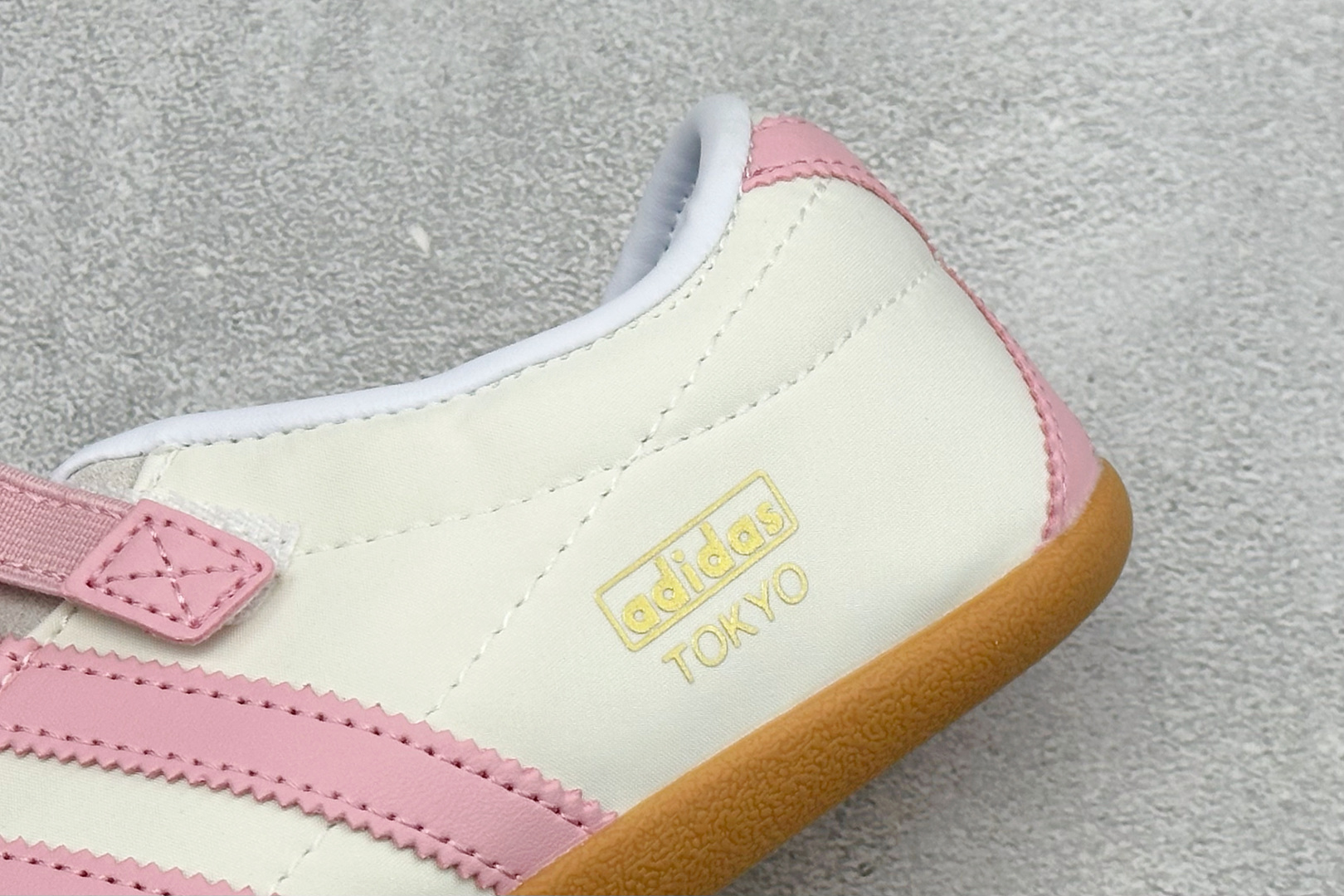 Adidas Tokyo W 阿迪达斯 舒适百搭经典休闲薄底鞋 鞋面设计舒适贴合脚面 同时采用柔软材质 穿着轻便舒适 侧 Adidas Tokyo W 阿迪达斯 舒适百搭经典休闲薄底鞋 鞋面设计舒适贴合脚面 同时采用柔软材质 穿着轻便舒适 侧