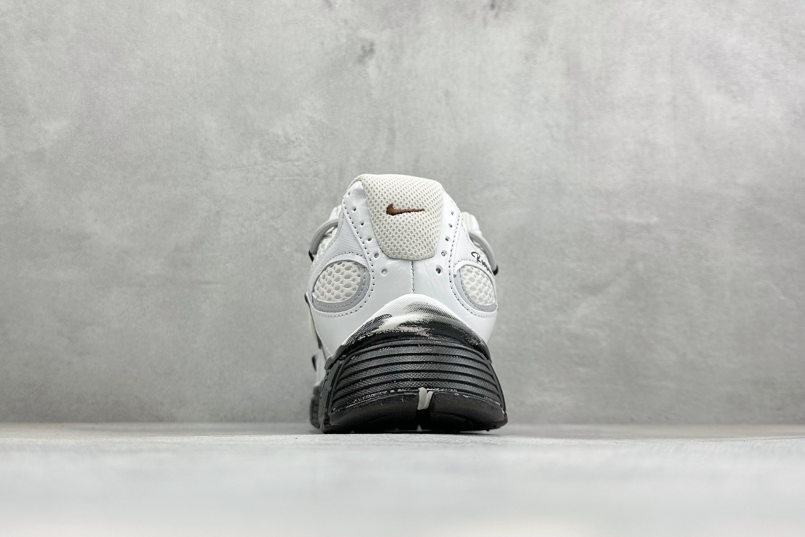 Nike V5 RNR 复古做旧 解构绑带 舒适百搭防滑耐磨 低帮跑步鞋 舒适有型适合日常穿着 该鞋款延续千禧年经典设计 Nike V5 RNR 复古做旧 解构绑带 舒适百搭防滑耐磨 低帮跑步鞋 舒适有型适合日常穿着 该鞋款延续千禧年经典设计
