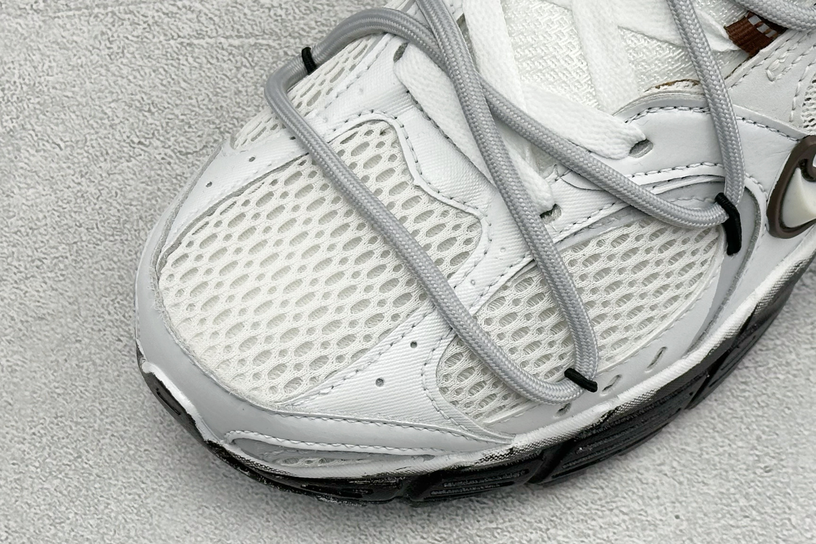 Nike V5 RNR 复古做旧 解构绑带 舒适百搭防滑耐磨 低帮跑步鞋 舒适有型适合日常穿着 该鞋款延续千禧年经典设计 Nike V5 RNR 复古做旧 解构绑带 舒适百搭防滑耐磨 低帮跑步鞋 舒适有型适合日常穿着 该鞋款延续千禧年经典设计