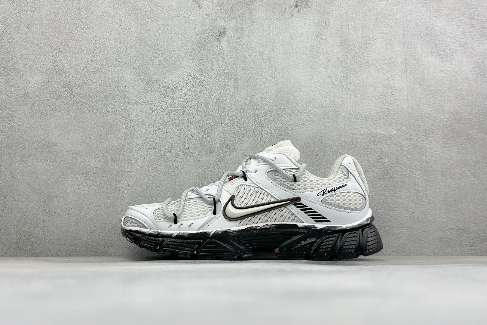 Nike V5 RNR 复古做旧 解构绑带 舒适百搭防滑耐磨 低帮跑步鞋 舒适有型适合日常穿着 该鞋款延续千禧年经典设计 Nike V5 RNR 复古做旧 解构绑带 舒适百搭防滑耐磨 低帮跑步鞋 舒适有型适合日常穿着 该鞋款延续千禧年经典设计