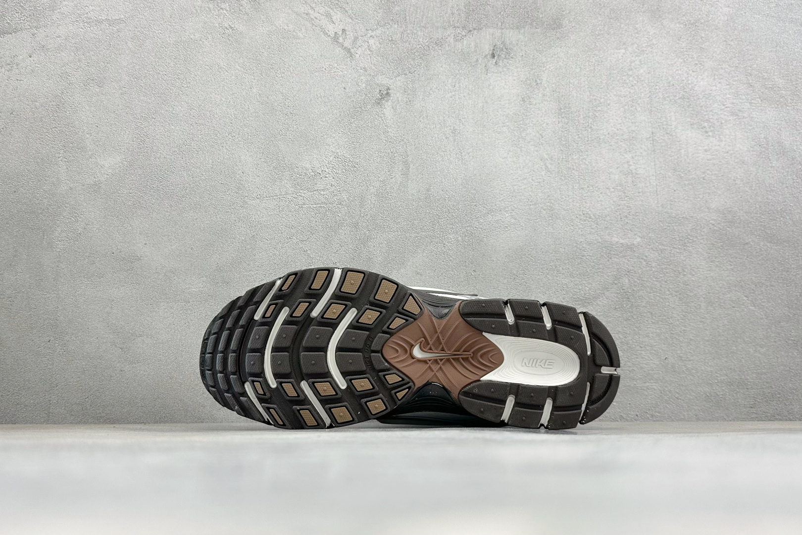 Nike V5 RNR 复古做旧 解构绑带 舒适百搭防滑耐磨 低帮跑步鞋 舒适有型适合日常穿着 该鞋款延续千禧年经典设计 Nike V5 RNR 复古做旧 解构绑带 舒适百搭防滑耐磨 低帮跑步鞋 舒适有型适合日常穿着 该鞋款延续千禧年经典设计