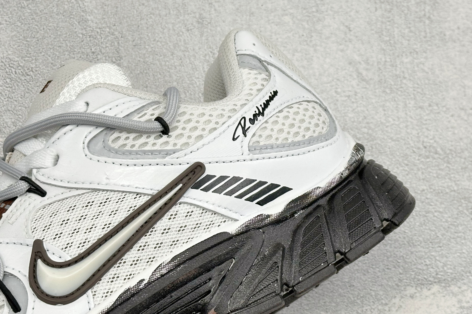 Nike V5 RNR 复古做旧 解构绑带 舒适百搭防滑耐磨 低帮跑步鞋 舒适有型适合日常穿着 该鞋款延续千禧年经典设计 Nike V5 RNR 复古做旧 解构绑带 舒适百搭防滑耐磨 低帮跑步鞋 舒适有型适合日常穿着 该鞋款延续千禧年经典设计